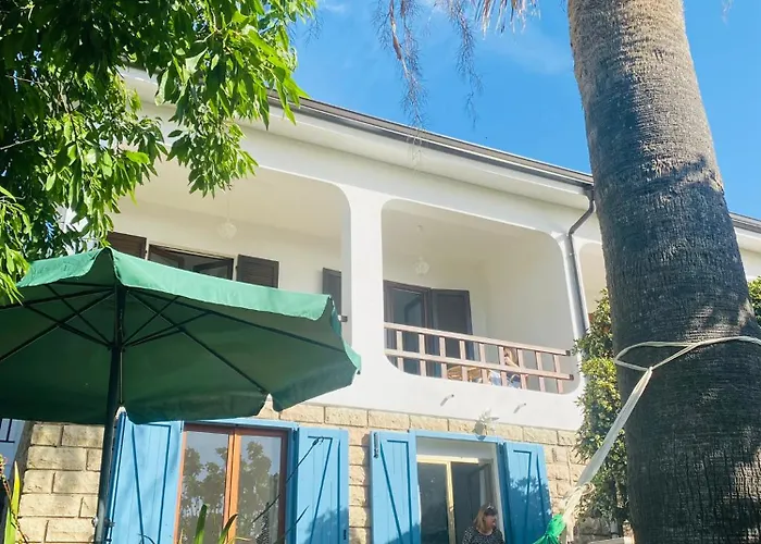 Apartment In Villa Under Grand Palm Tree & Garden Apartment *