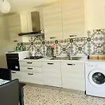Apartman In Under Grand Palm Tree & Garden