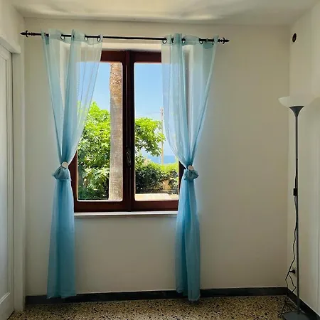Apartman In Under Grand Palm Tree & Garden